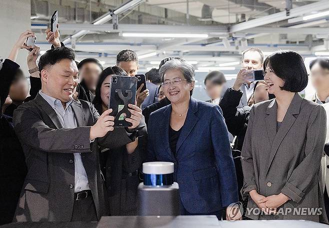 네이버 사옥 둘러보는 리사수 AMD CEO와 최수연 대표 (서울=연합뉴스) 리사 수 AMD CEO가 지난 3월 18일 경기 성남시 네이버 제2사옥 1784를 방문해 최수연 네이버 대표이사와 사옥 내부를 둘러보고 있다. 2026.3.18 [네이버 제공. 재판매 및 DB 금지] photo@yna.co.kr