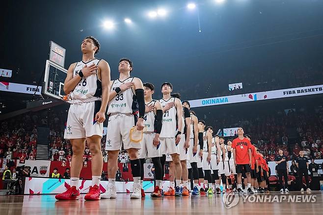 남자 농구대표팀 한일전 (서울=연합뉴스) 1일 일본 오키나와현 아레나에서 열린 2027 국제농구연맹(FIBA) 월드컵 아시아 예선 1라운드 B조 4차전 일본과의 경기에서 선수들이 국기에 경례하고 있다. 이날 한국대표팀은 72-78로 졌다. 2026.3.1 [FIBA 제공. 재판매 및 DB 금지] photo@yna.co.kr