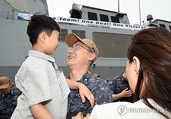 2026 환태평양훈련부대 환송행사 (서울=연합뉴스) 1일 해군 제주기지에서 열린 2026 환태평양훈련부대 환송행사에서 훈련부대원들과 가족들이 인사를 나누고 있다. 2026.6.1 [해군 제공. 재판매 및 DB 금지] photo@yna.co.kr