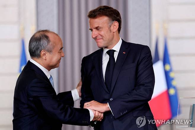 1일 엘리제궁에서 기자회견한 손정의 소프트뱅크 회장과 마크롱 대통령 [로이터=연합뉴스. 재판매 및 DB 금지]