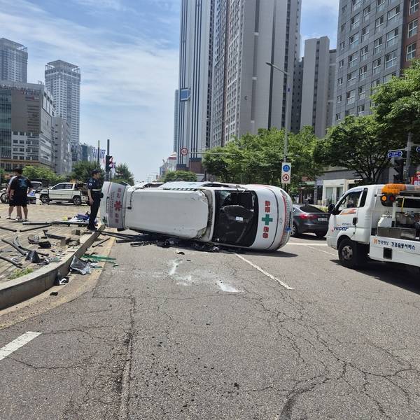 지난 1일 오전 11시55분께 인천 서구 청라동 한 교차로에서 사설 구급차가 스포츠유틸리티차(SUV)를 들이받고 옆으로 넘어져 있다. /인천소방본부 제공