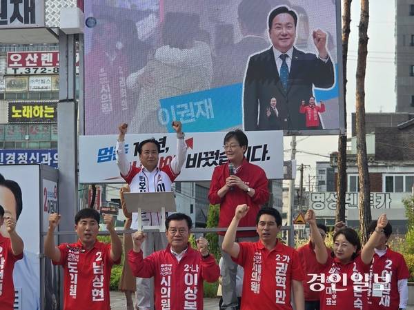 2일 오산역 광장에서 이권재 국민의힘 후보가 유승민 전 국민의힘 의원과 함께 마지막 집중유세를 펼쳤다./ 오산 공지영기자 jyg@kyeongin.com