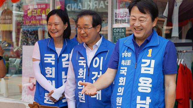 ▲ 김남희·이건태 국회의원이 평택시을 국회의원 재선거에 출마한 김용남 후보를 지원하고 있다. /사진제공=김용남 후보 선거사무소