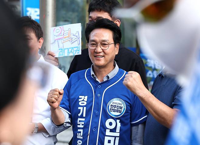 ▲ 안민석 경기도교육감 후보가 6·3지방선거 공식선거 운동 마지막날인 2일 오후 수원 나혜석거리 앞에서 마지막 유세를 갖고 지지를 호소 하고 있다./김철빈 기자 narodo@incheonilbo.com