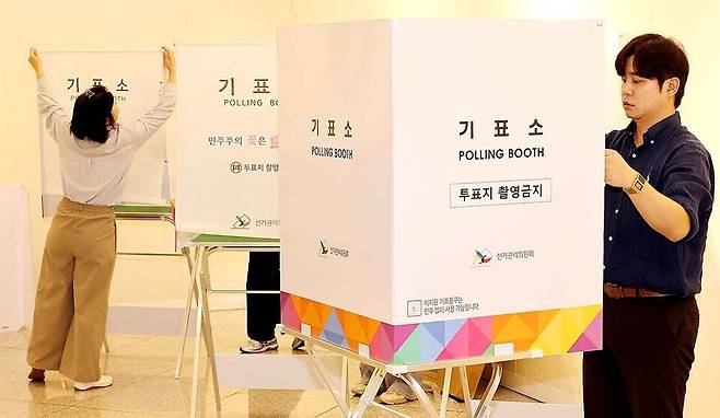 ▲ 제9회 6·3 전국동시지방선거 사전투표를 하루 앞둔 지난달 28일 인천 중구 신포동 한중문화관에서서 관계자들이 사전 투표소를 설치하고 있다. /인천일보 DB