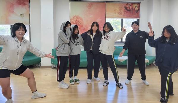 30회 경남청소년연극제에 <바보가 되면 안돼?>으로 출전하는 창원 명지여고교. /한국연극협회밀양지부