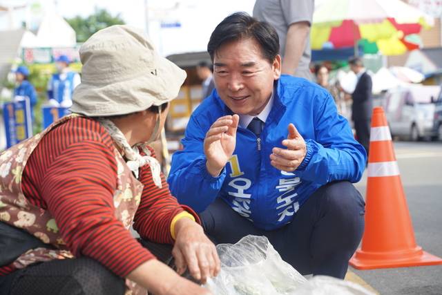 오중기 더불어민주당 경북도지사 후보가 시민과 대화를 나누고 있다. 오중기 후보 캠프 제공