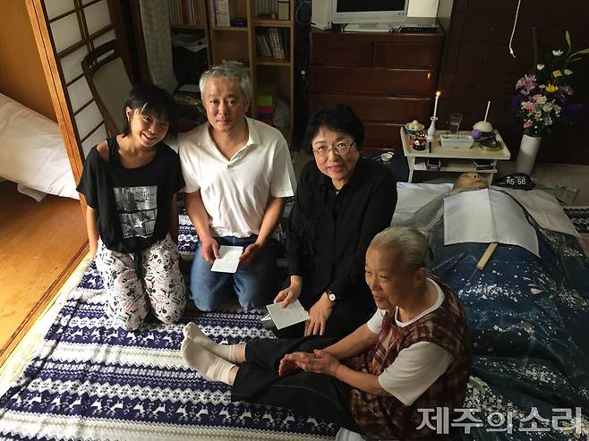 나이토 선생의 7년간 기록을 담은 다큐멘터리 '어쩌면 일어날지도 몰라 기적'에 나오는 생선가게 유리짱네 가족. 할아버지의 인생 졸업장(사망진단서)를 받은 유리 양은 현재 대학생이 됐다고 한다. 사진=고희영. ⓒ제주의소리