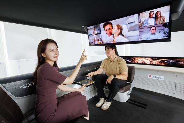 LG디스플레이 직원들이 차량용 디스플레이 콘셉트카에서 제품을 체험하고 있다. [출처=LG디스플레이]
