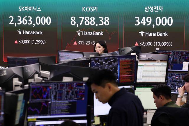코스피가 전장보다 312.23포인트(3.68%) 오른 8788.38에 장을 마치며 종가 기준 사상 최고치를 경신한 지난 1일 서울 하나은행 본점 딜링룸에서 딜러들이 업무를 보고 있다. [사진=연합뉴스]