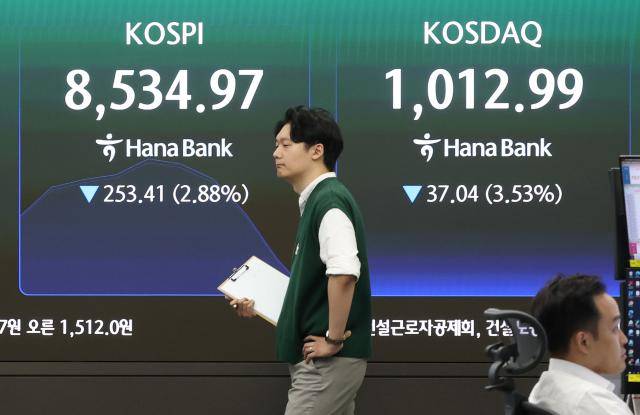 2일 서울 중구 하나은행 딜링룸 현황판에 코스피와 코스닥 지수가 표시되고 있다. 이날 코스피는 전장보다 94.81포인트(1.08%) 오른 8883.19로, 코스닥지수는 5.14포인트(0.49%) 내린 1044.89로 출발했다. [사진=연합뉴스]