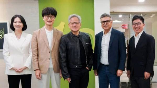 최수연 네이버 대표, 이해진 네이버 이사회 의장, 젠슨 황 엔비디아 CEO, 제이 퓨리(Jay Puri) 엔비디아 총괄 부사장, 김유원 네이버클라우드 대표가 지난해 5월 22일(현지시간) 대만 엔비디아 오피스에서 미팅 후 기념촬영을 하고 있다. / 사진=네이버