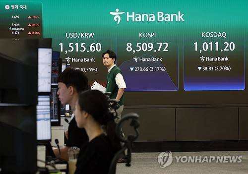 하락세로 전환한 코스피(서울=연합뉴스) 이지은 기자 = 2일 서울 중구 하나은행 딜링룸 현황판에 코스피가 표시되고 있다. 이날 코스피는 전장보다 94.81포인트(1.08%) 오른 8,883.19로, 코스닥지수는 5.14포인트(0.49%) 내린 1,044.89로 출발했다. 2026.6.2 jieunlee@yna.co.kr