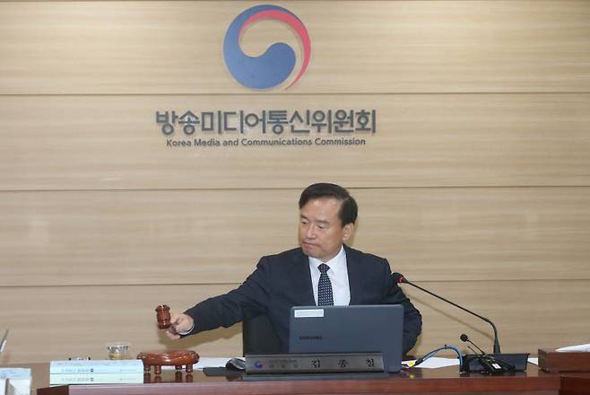 김종철 방송미디어통신위원장(가운데)이 22일 정부과천청사에서 '2026년 제12차 전체회의'를 진행하고 있다(사진=방미통위)