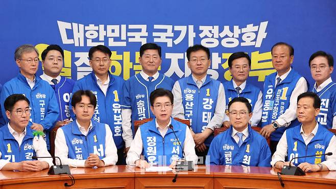 정원오 더불어민주당 서울시장 후보가 2일 서울 여의도 국회에서 민주당 서울 지역 구청장 후보들과 합동 기자회견하고 있다. (사진=노진환 기자)