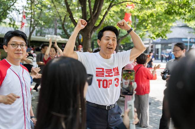 오세훈 국민의힘 서울시장 후보가 2일 서울시 마포구 경의선숲길에서 릴레이 유세 중 시민들을 향해 인사하고 있다. (사진=오세훈 후보 캠프)