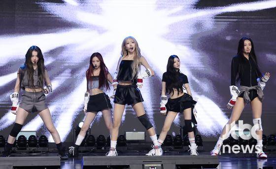 수록곡 'Hit' Em(힛 엠)' 무대