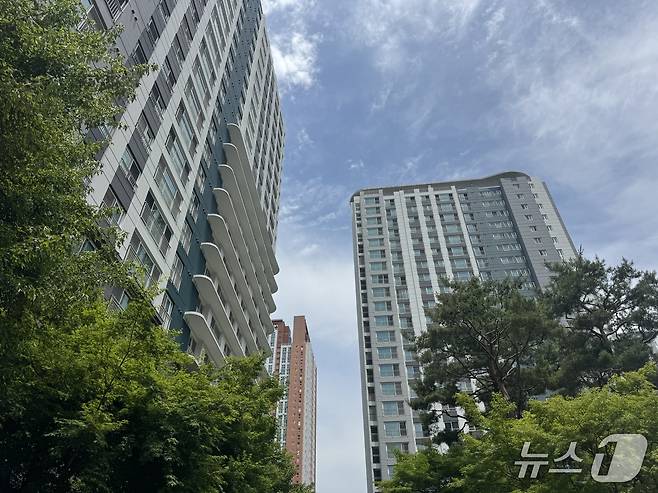 경기 화성시 동탄구와 용인시 수지구, 기흥구 등 이른바 '반도체 벨트 셔세권(셔틀버스+역세권)’의 집값 상승세가 이어지고 있다. 사진은 1일 동탄구 청계동 '동탄역센트럴푸르지오'의 전경 2026.6.1 ⓒ 뉴스1 윤주현 기자