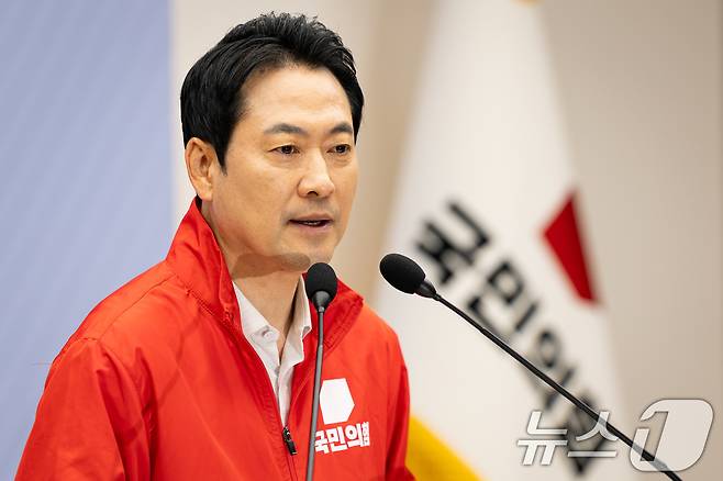 장동혁 국민의힘 대표가 2일 서울 여의도 중앙당사에서 6·3 지방선거 및 국회의원 재보궐 선거 본투표를 하루 앞두고 대국민 투표 참여 호소 담화문을 발표하고 있다. 2026.6.2 ⓒ 뉴스1 유승관 기자