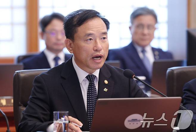 김종철 방송미디어통신위원장이 2일 청와대에서 열린 국무회의 겸 비상경제점검회의에서 업무보고를 하고 있다. (청와대통신사진기자단) 2026.6.2 ⓒ 뉴스1 허경 기자