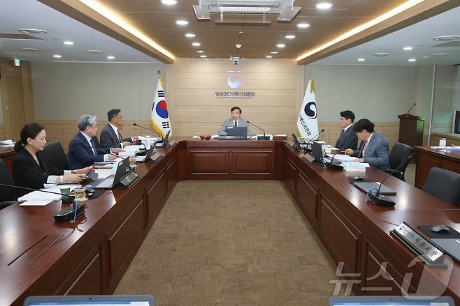 김종철 방송미디어통신위원장이 15일 정부과천청사에서 2026년 제10차 전체회의를 열고 있다. (방송미디어통신위원회 제공)