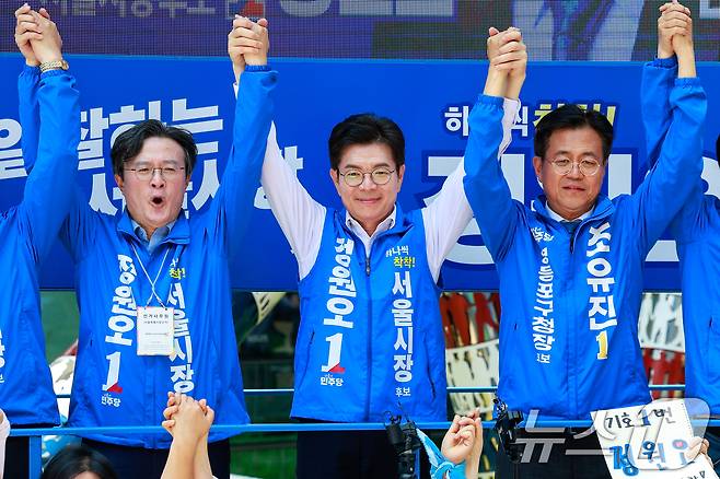 정원오 더불어민주당 서울시장 후보가 제9회 전국동시지방선거일을 하루 앞둔 2일 서울 영등포구 여의도우체국 앞에서 열린 집중유세 중 지지를 호소하고 있다. 왼쪽부터 채현일 의원, 정 후보, 조유진 영등포구청장 후보. 2026.6.2 ⓒ 뉴스1 안은나 기자
