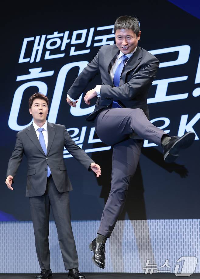 이영표 해설위원(오른쪽)이 2일 서울 여의도 KBS 아트홀에서 열린 'KBS 2026 FIFA 북중미 월드컵' 제작발표회에 참석해 골 세리머니를 선보이고 있다. 2026.6.2 ⓒ 뉴스1 권현진 기자