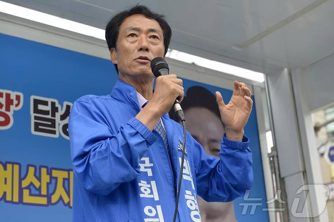 공식선거운동 마지막 날인 2일 박형룡 더불어민주당 후보가 대구 달성군 국회의원 보궐선거 피날레 유세 현장에서 지지를 호소하고 있다.2026.6.2 ⓒ 뉴스1 이성덕 기자