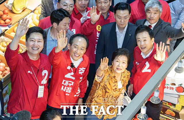지난달 23일 대구 북구 칠성종합시장을 찾아 손을 흔들고 있는 박근혜 전 대통령과 추경호 국민의힘 대구시장후보, 유영하 의원 . /박헌우 기자
