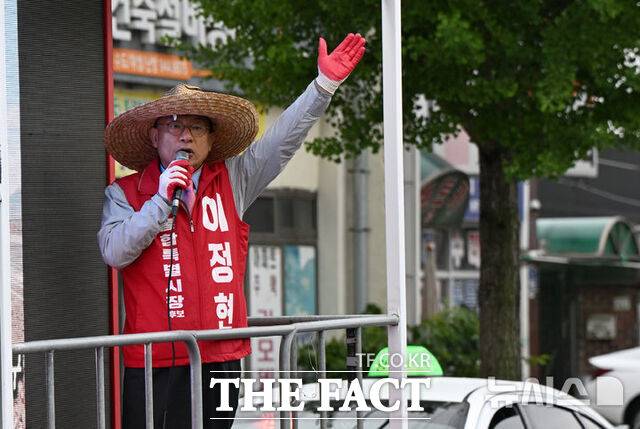 이정현 국민의힘 전남광주통합특별시장 후보가 6·3 지방선거 공식 선거운동 첫날인 5월 21일 광주시 광산구 광주송정역 앞에서 출근길 차량 유세를 하는 모습. /뉴시스