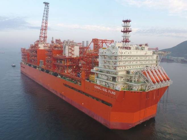 삼성중공업이 건조한 대형 부유식 액화천연가스 생산설비(FLNG). 삼성중공업