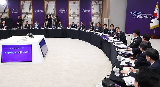 이재명 대통령이 2025년 12월 10일 'AI 시대의 K-반도체 비전과 육성전략 보고회'에서 발언하고 있다. /연합뉴스