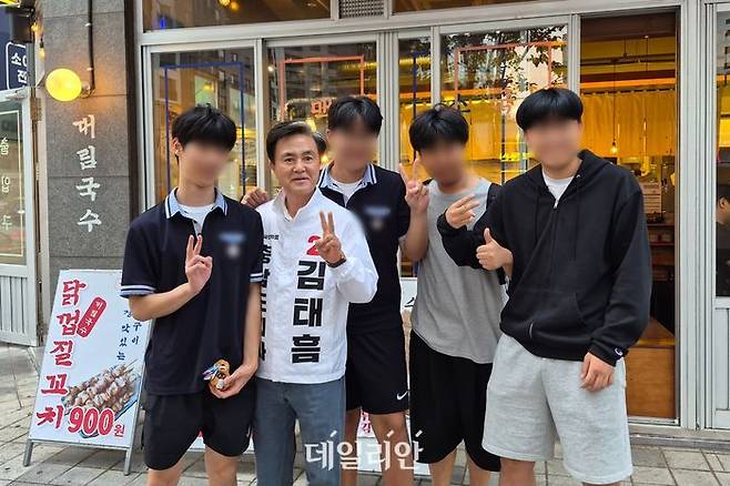 김태흠 국민의힘 충남도지사 후보가 1일 충남 천안시 불당동 먹자골목에서 학생들의 셀카 요청에 응했다. ⓒ데일리안 김주혜 기자