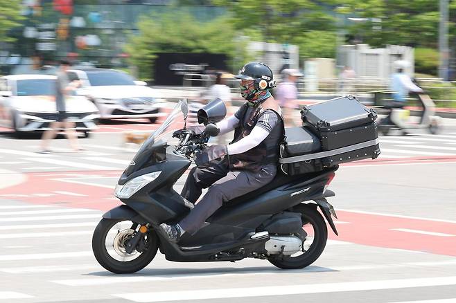 서울 시내 식당가에서 배달라이더들이 음식을 배달하고 있다.  2025.06.19. 뉴시스
