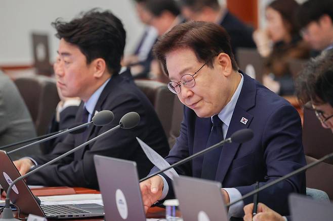 이재명 대통령이 지난달 28일 청와대에서 열린 수석보좌관회의에서 자료를 살펴보고 있다. 왕태석 선임기자
