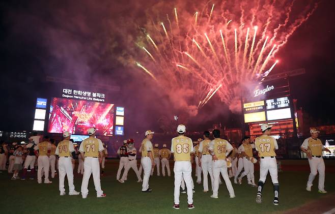 2025 신한 SOL뱅크 KBO 올스타전이 12일 오후 대전 한화생명볼파크에서 열렸다. 나눔팀이 8-6 승리 했다. 경기종료후 그라운드 위로 화려한 불꽃놀이가 펼쳐지고 있다 대전=정시종 기자 capa@edaily.co.kr /2025.07.12.