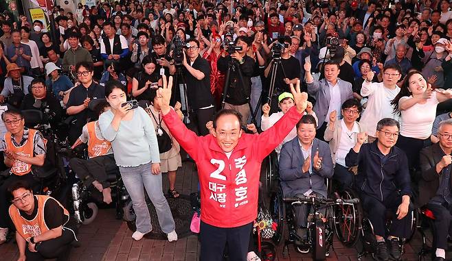 추경호 국민의힘 대구시장 후보가 6·3 지방선거를 하루 앞둔 2일 오후 대구 중구 동성로 CGV 대구한일 앞에서 열린 마지막 선거 유세에서 손을 번쩍 들어 올리고 있다. 뉴스1
