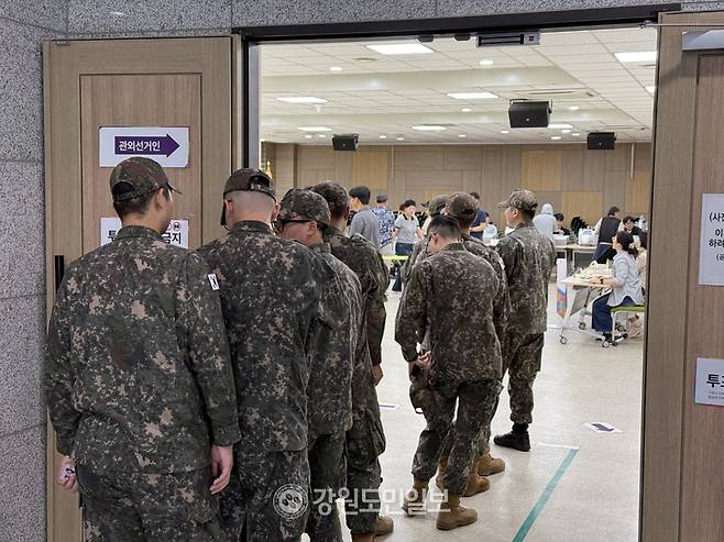 ▲ 제9회 전국동시지방선거 사전투표 첫날인 5월 29일 양구읍 사전투표소가 마련된 양구문화복지센터에서 21사단 장병들이 투표를 위해 대기하고 있다. 박재혁 기자