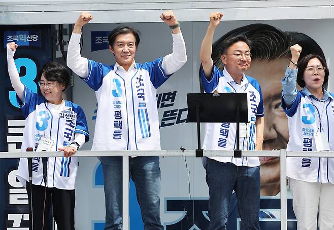 경기 평택을 국회의원 재선거에 출마한 조국 조국혁신당 후보가 1일 경기도 평택시 안중시장에서 지지를 호소하고 있다. 연합뉴스