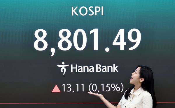 2일 서울 중구 하나은행 딜링룸 현황판에 코스피 등이 표시되고 있다. 연합뉴스