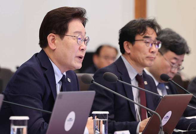 이재명 대통령이 지난달 28일 청와대에서 열린 수석보좌관회의에서 발언하고 있다. 연합뉴스