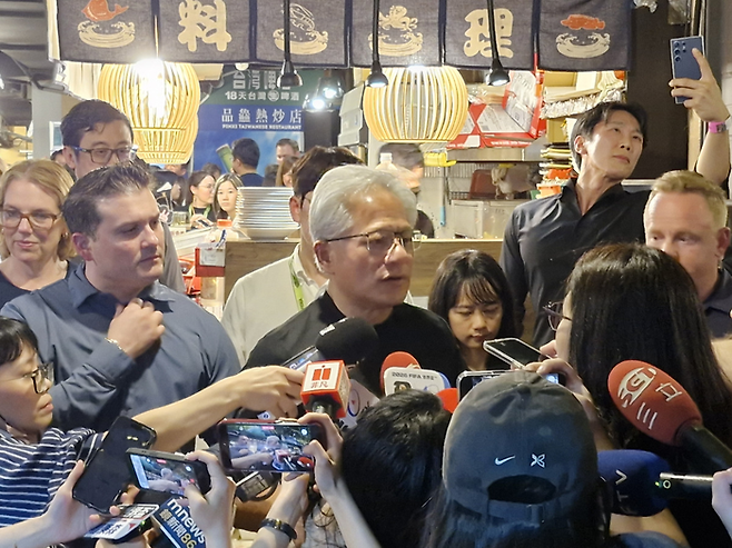 젠슨 황 엔비디아 CEO(사진 가운데)가 1일 대만 타이베이에서 열린 ‘코리아 파트너 나이트’ 행사에서 기자들의 질문에 답하고 있다. [공동취재단]
