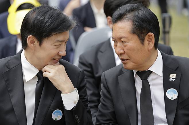 정청래 더불어민주당 대표(오른쪽)와 조국 조국혁신당 대표가 지난달 23일 경남 김해 봉하마을에서 열린 고 노무현 전 대통령 서거 17주기 추도식에서 대화하고 있다. [대통령실통신사진기자단]