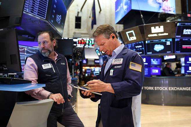 미국 뉴욕증권거래소(NYSE)에서 트레이더들이 업무를 보고 있다. [AFP 연합뉴스]