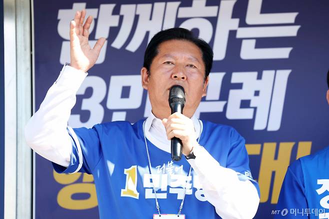 (구례=뉴스1) 이승현 기자 = 정청래 더불어민주당 총괄상임선거대책위원장이 31일 전남 구례경찰서 앞 교차로에서 장길선 민주당 구례군수 후보 지원 유세를 하고 있다. 2026.5.31/뉴스1  Copyright (C) 뉴스1. All rights reserved. 무단 전재 및 재배포,  AI학습 이용 금지. /사진=(구례=뉴스1) 이승현 기자