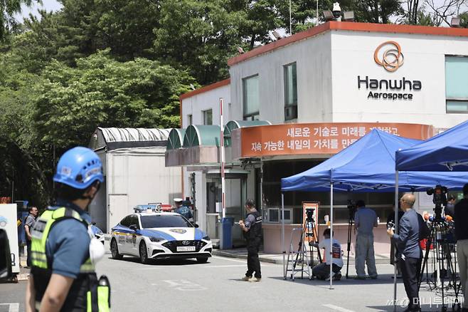 지난 1일 오후 대전 유성구 한화에어로스페이스 대전사업장에서 폭발 사고가 발생한 가운데 현장 출입구가 통제되고 있다. /사진=뉴시스