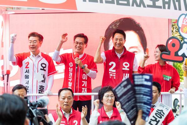이기재 국민의힘 양천구청장 후보와 오세훈 국민의힘 서울시장 후보가 지난달 30일 서울 양천 현대백화점 앞에서 함께 마지막 주말 합동유세를 펼쳤다. [이기재 후보 캠프 제공]
