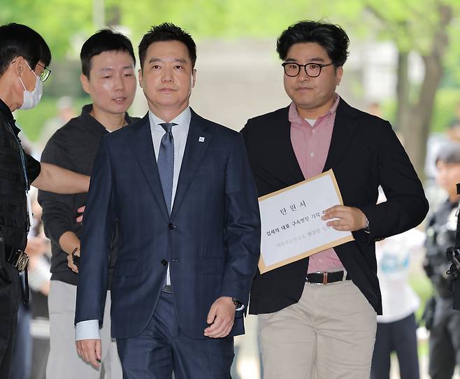 고(故) 김새론의 사망 원인이 배우 김수현의 채무 압박 때문이라는 등 허위 사실을 유포한 혐의를 받는 김세의 가로세로연구소 대표가 지난달 26일 서초구 서울중앙지방법원에서 열린 구속 전 피의자 심문(영장실질심사)에 출석하고 있다. [연합]