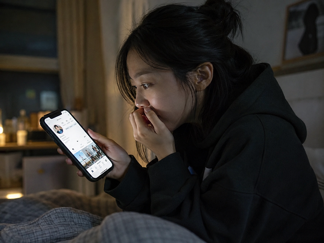 인스타그램에서 상대방에게 조회 기록을 남기지 않고 스토리를 볼 수 있는 유료 기능이 나왔다. 스토리는 사진이나 짧은 영상을 24시간 동안 공개하는 기능이다. 게시자가 조회자 목록을 확인할 수 있는 것이 특징이다. 사진은 생성형 AI로 제작함.