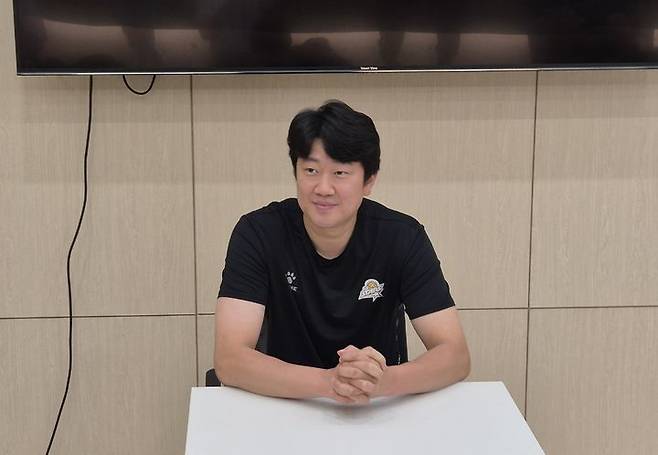 [수원=뉴시스] 문채현 기자 = 남자 프로배구 KB손해보험의 나경복이 1일 경기 수원 KB손해보험 인재니옴에서 취재진과 인터뷰를 진행하고 있다. 2026.06.01. dal@newsis.com *재판매 및 DB 금지